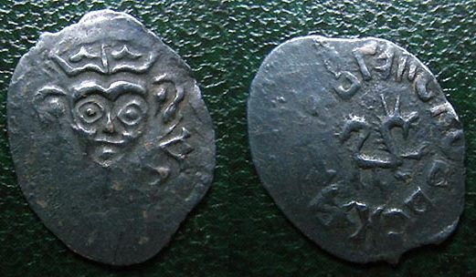Монеты Пскова. На лицевой стороне помещали портрет патрона города — князя Довмонта. На оборотной стороне изображение четвероногого зверя.
