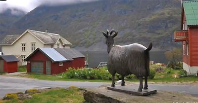 Норвегия, Ундредаль Undredal. Памятник козе