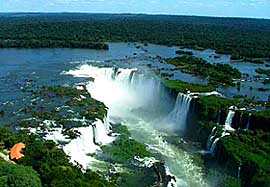 Водопады Игуасу между Бразилией (слева) и Аргентиной (справа)