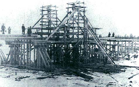 Строительство деревянного моста через реку Малая Визинга. Республика Коми, 1935 год