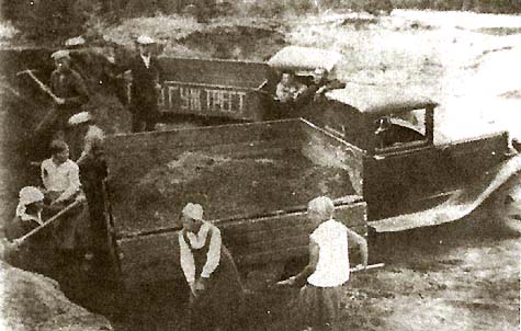 Строительство дороги селе Визинга,  1937 г. Ведется погрузка грунта на автомашины Газ-АА (полуторки)