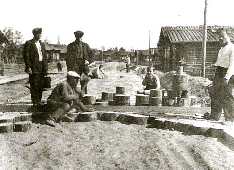Строительство торцовой мостовой в селе Объячево, Коми. 1937 год.