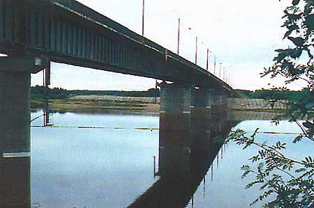 Сталежелезобетонный атомобильный мост через Вычегду у с. Корткерос, длиной 500,7 м. (автодорога Сыктывкар - Троицко-Печорск)