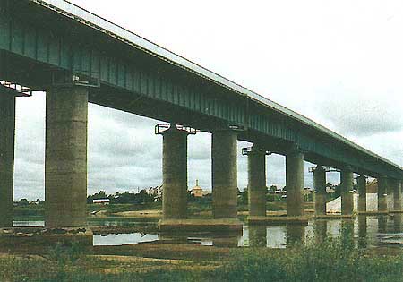 Атомобильный мост через Вымь, длиной 435,3 м., постр. в 1994 мостотрядом-71 (автотрасса Вогваздино - Яренск)